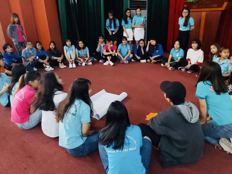 Sinh hoạt CLB Nghiệp vụ Sư phạm, chủ đề “Sắc màu”