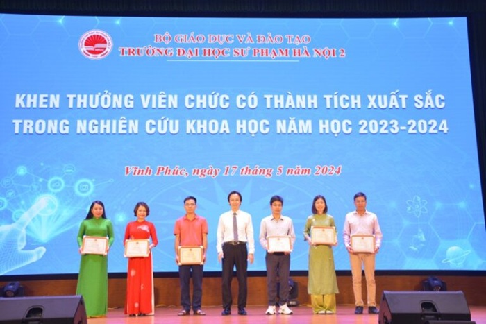 Kỷ niệm Ngày Khoa học và Công nghệ Việt Nam và tuyên dương, khen thưởng viên chức, sinh viên đạt thành tích cao năm học 2023-2024